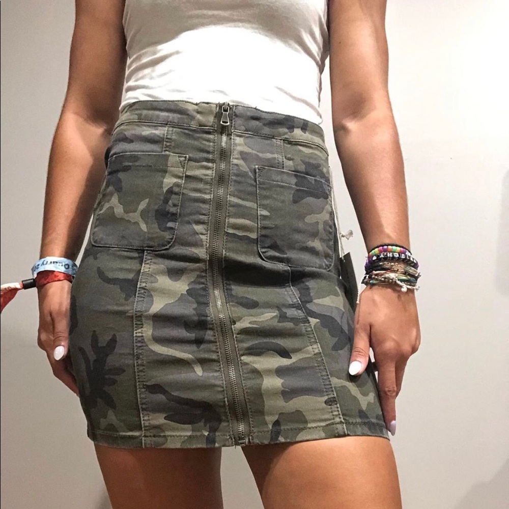 Camouflage zip up skirt